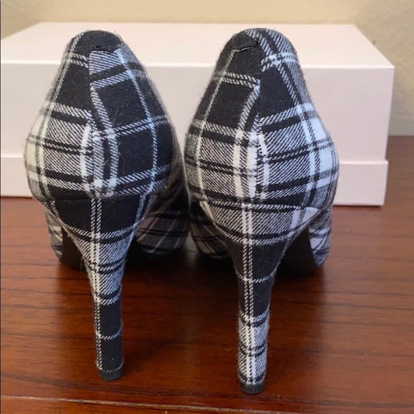 NWOT Kelly & Katie Black and White heels - Picture 9 of 9